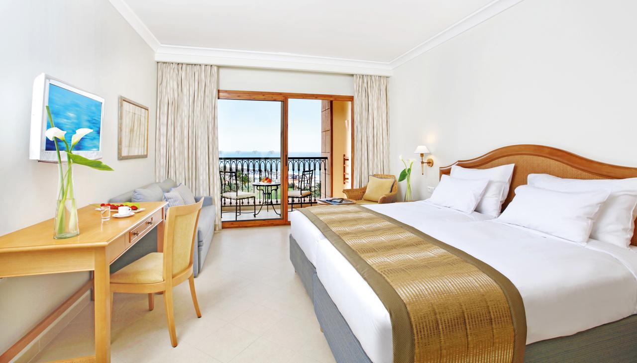 Classic Kamer met Kingsize Bed en Gedeeltelijk Uitzicht op Zee