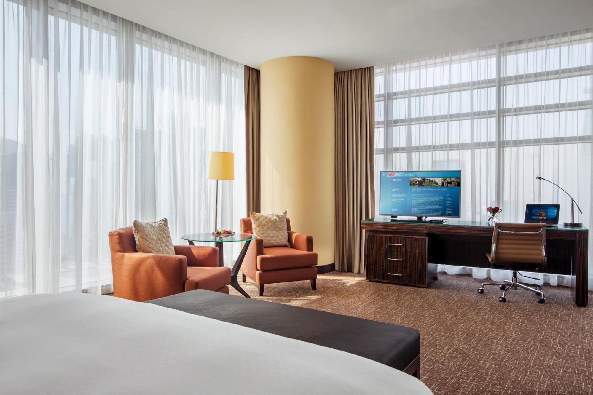 Spacious Room with Lounge Access - King Bed, Beach Access Passes
