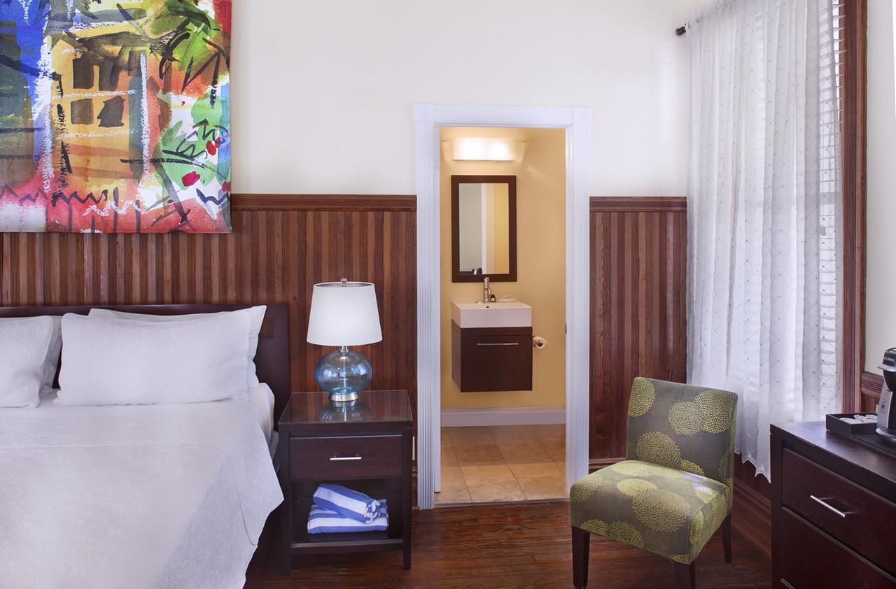 Zimmer mit Kingsize-Bett und Poolblick