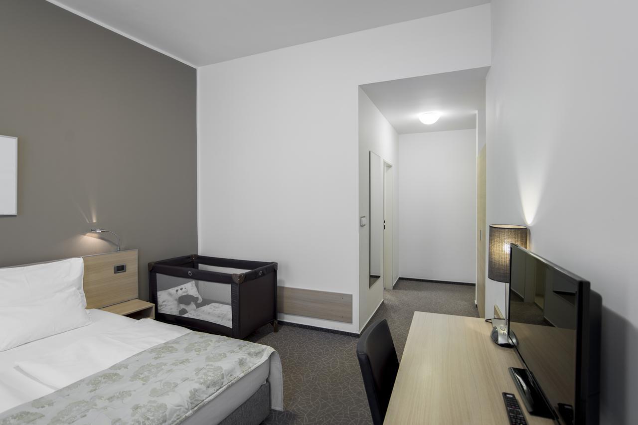 Double or Twin Room,998636304:JPEG