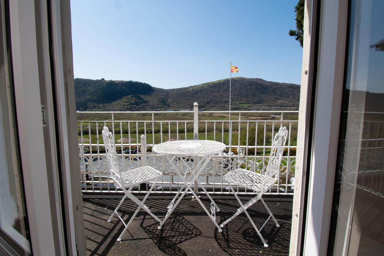 Suite with Mountain View