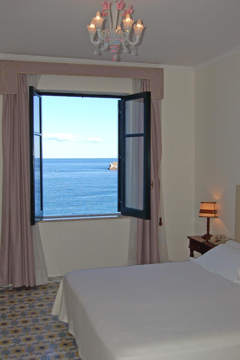Economy Triple Room Sea View