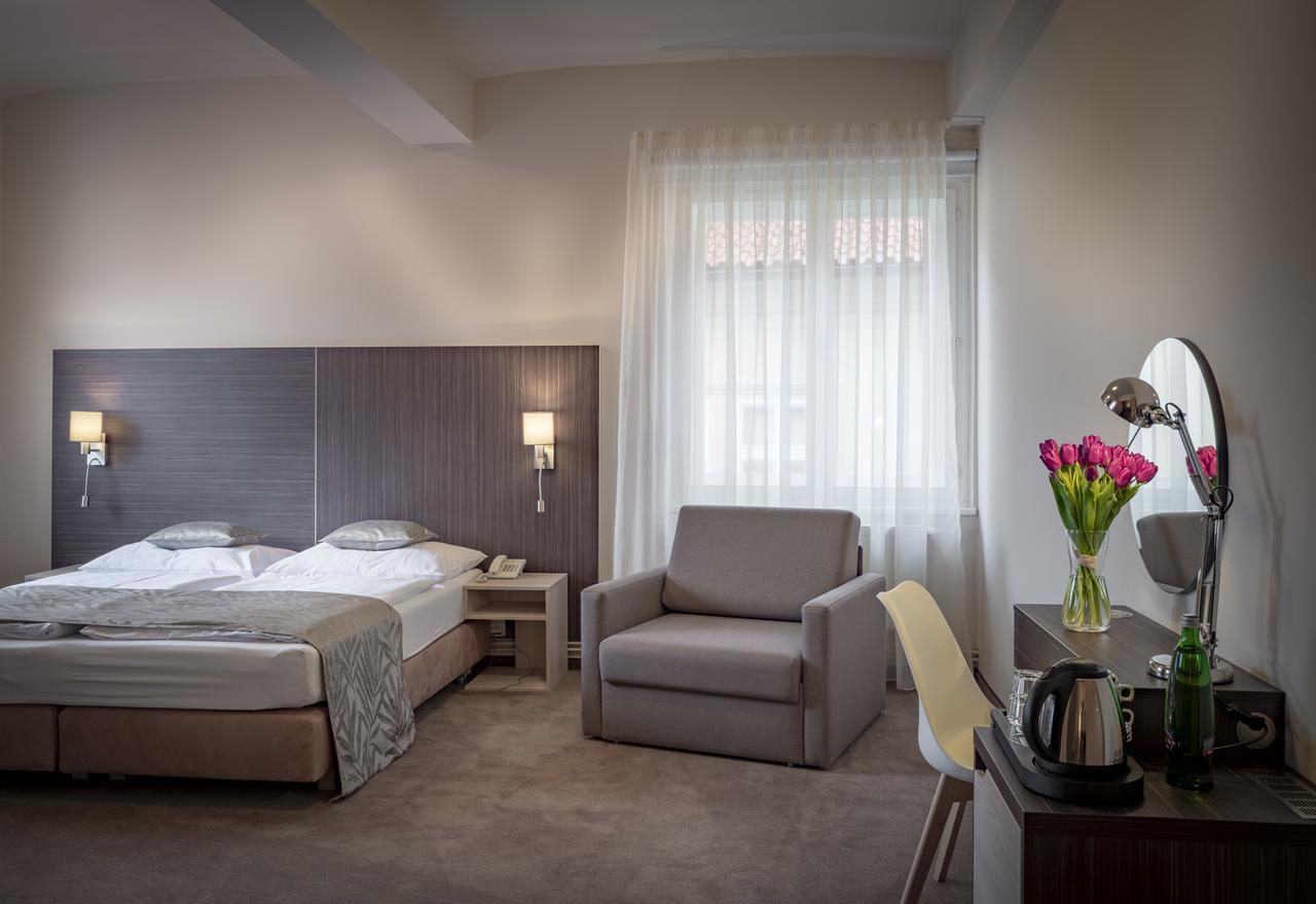 Doppel-/Zweibettzimmer mit Zustellbett (3 Erwachsene)