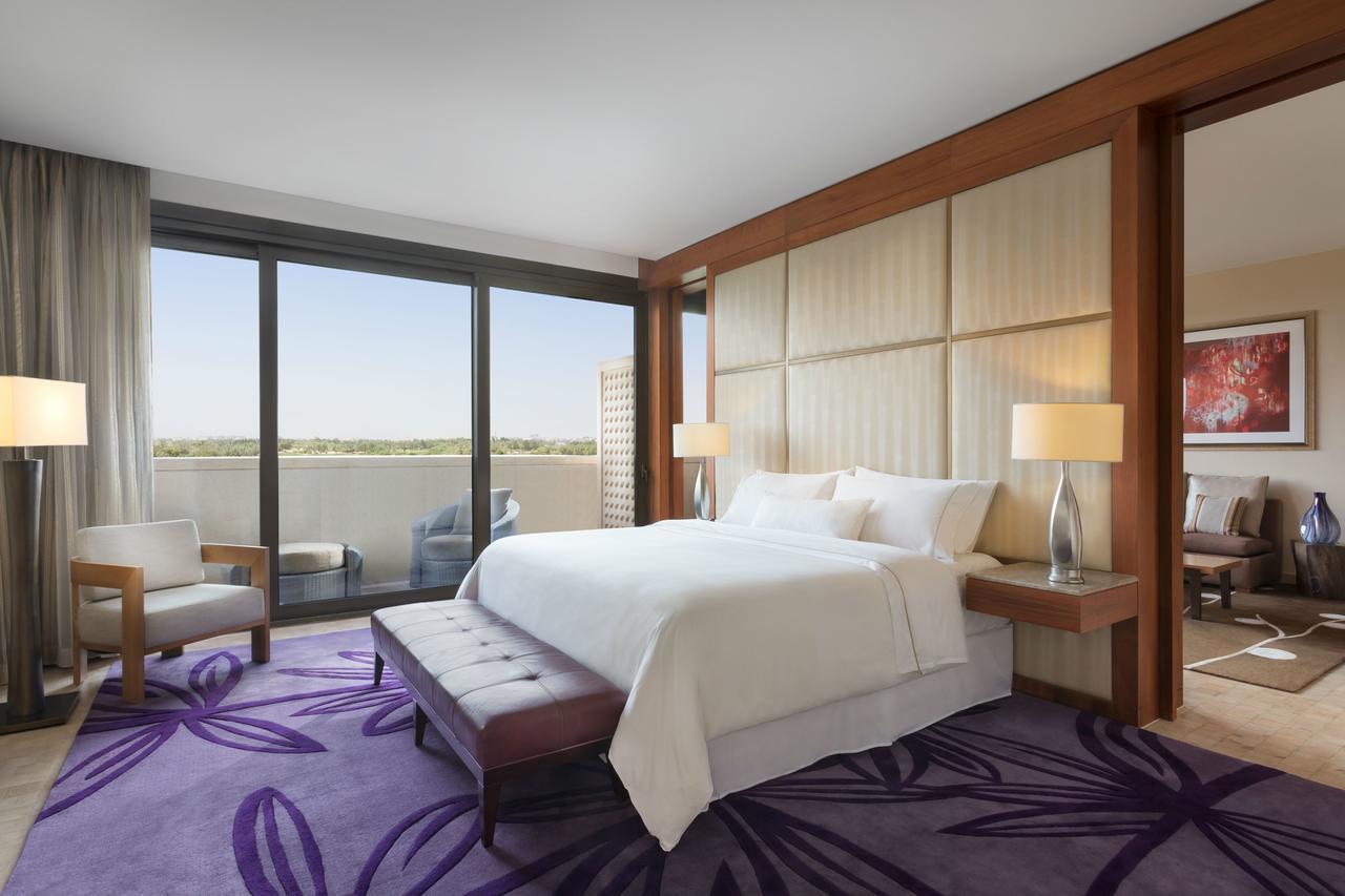 Executive Suite mit 1 Schlafzimmer, Kingsize-Bett, Aussicht auf den Golf und Balkon