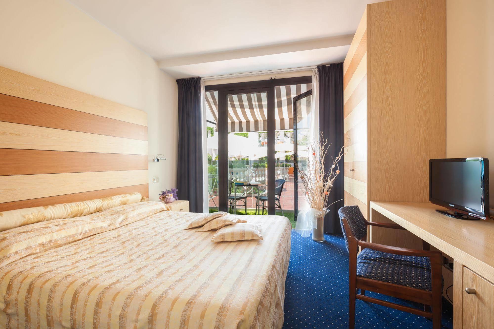 Double Room with Pool View,685751244:JPEG