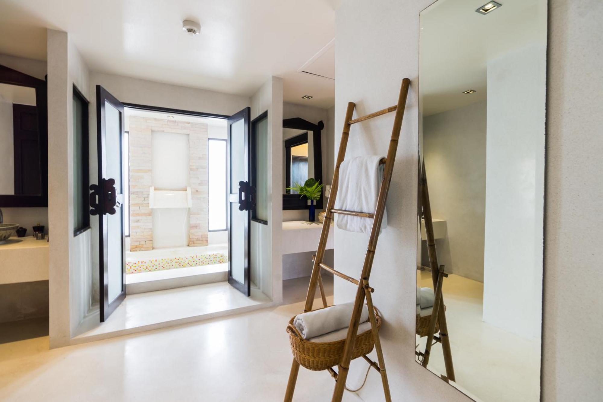 Deluxe Suite Sea View One-Way Airport Transfer