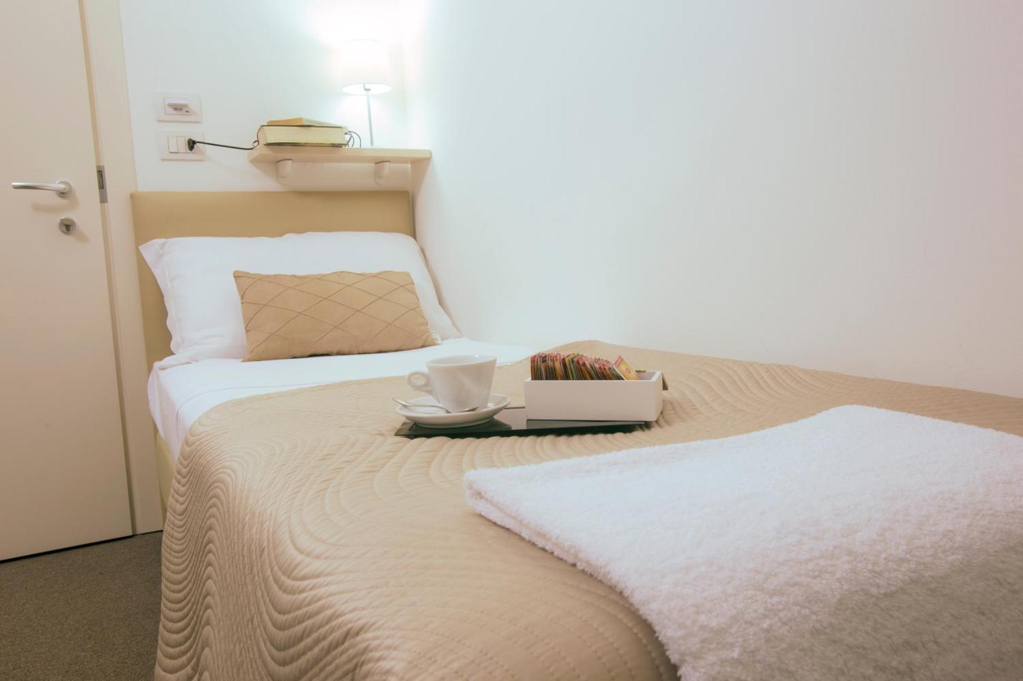 Single Room,698423757:JPEG