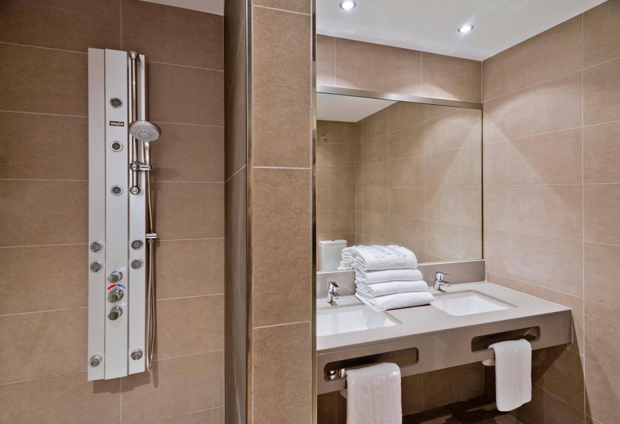 Tweepersoonskamer met 1 Tweepersoonsbed of 2 Aparte Bedden met Uitzicht op Zee en Balkon
