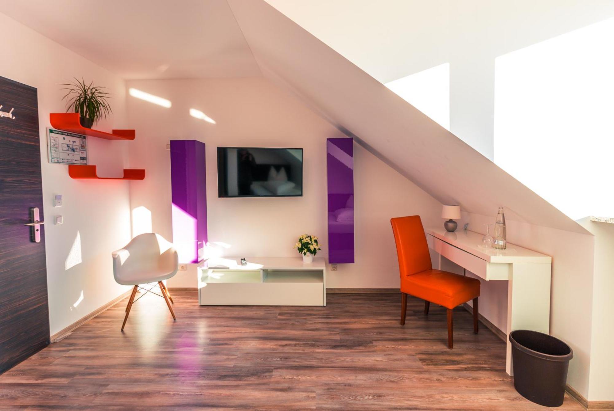 Small Double Room,706250149:JPEG