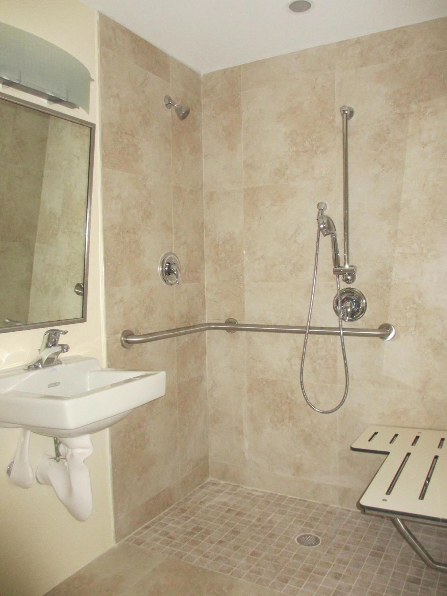 Queen Studio - Disability Access with Roll-in Shower