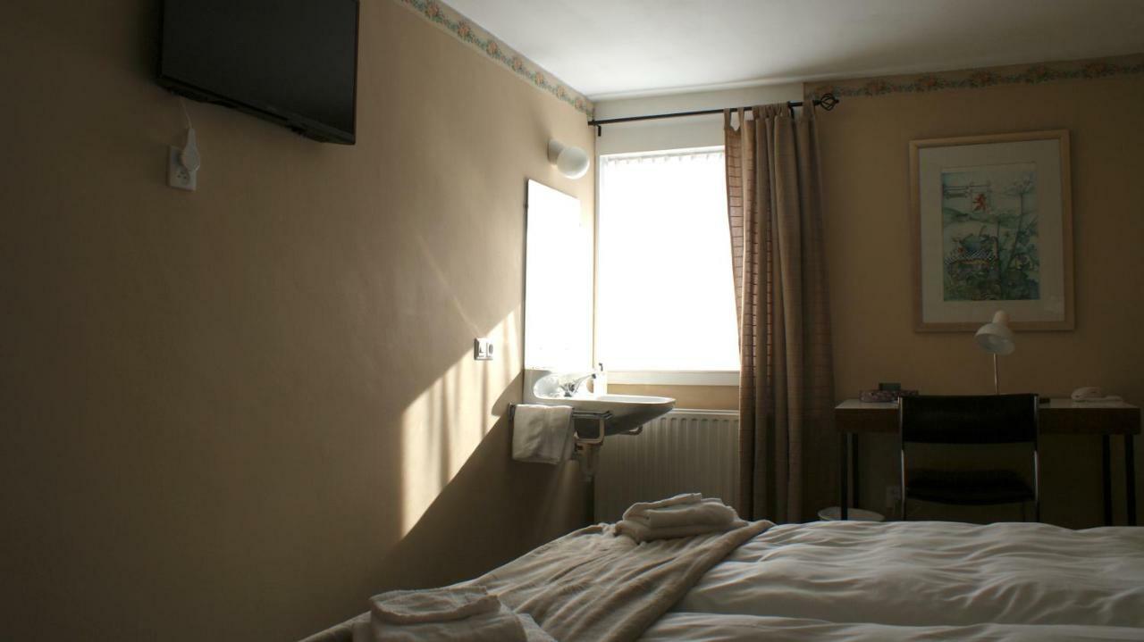 Standaard Tweepersoonskamer met 2 Aparte Bedden - Gedeelde Badkamer