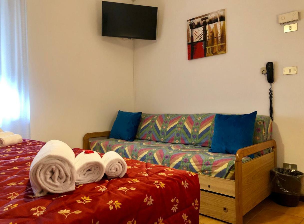 Economy Double or Twin Room,805755822:JPEG