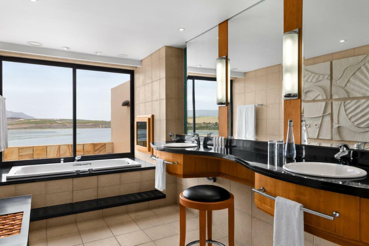 Deluxe Suite mit Kingsize-Bett und Lagunenblick