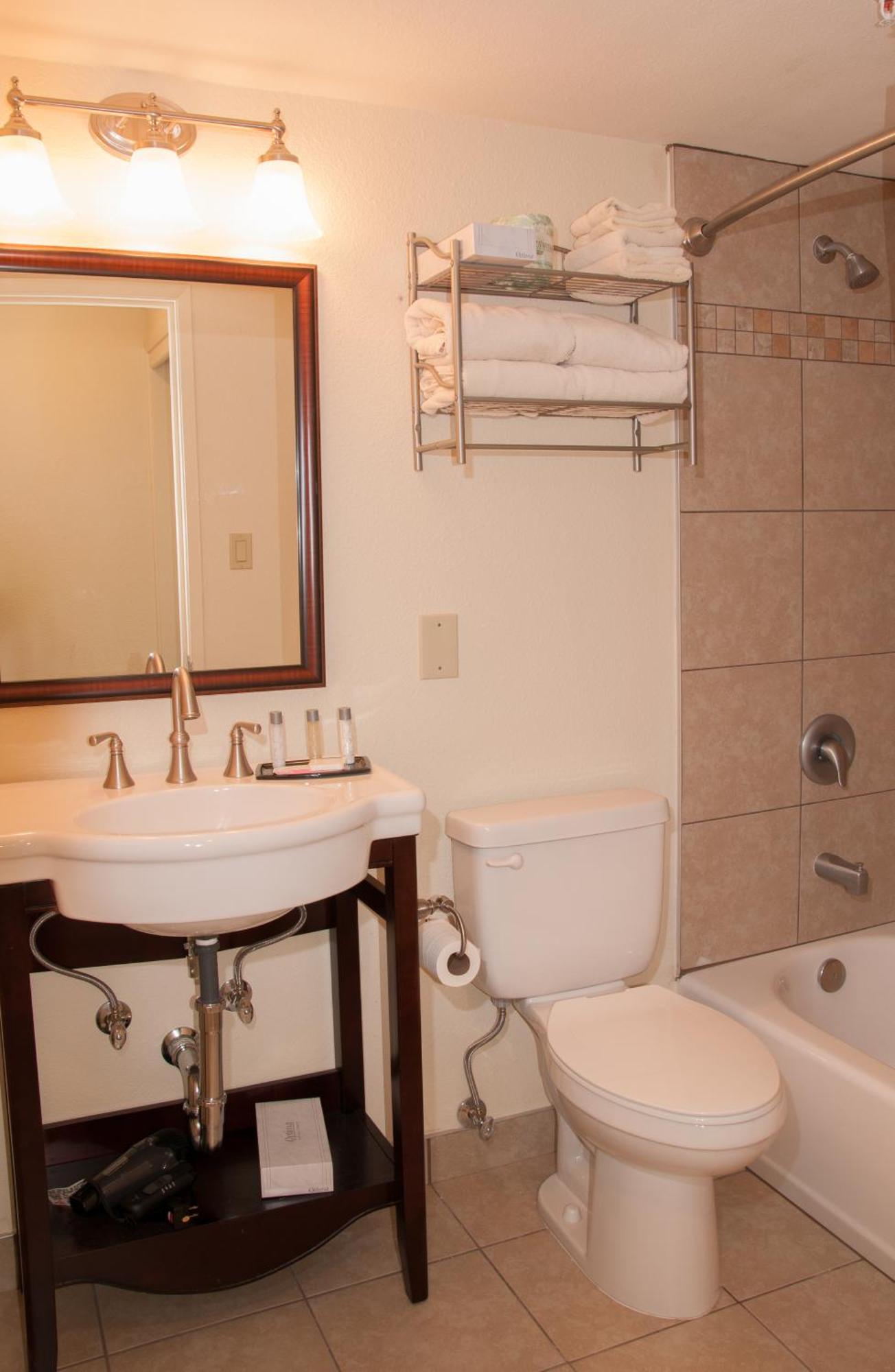 Standard Double Room with Two Double Beds and Courtyard View - Non-Smoking