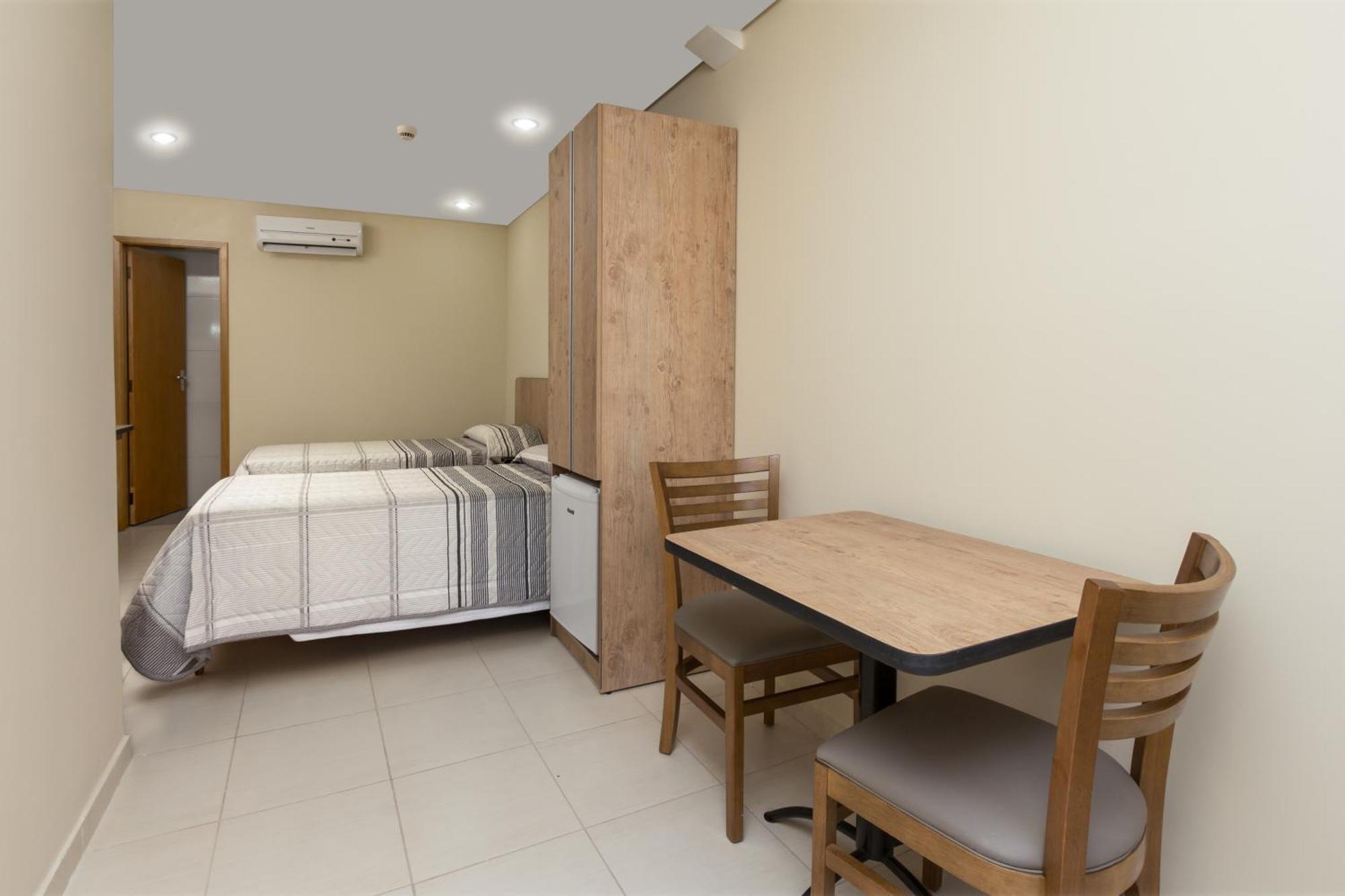 Quarto com 2 Camas de Solteiro
