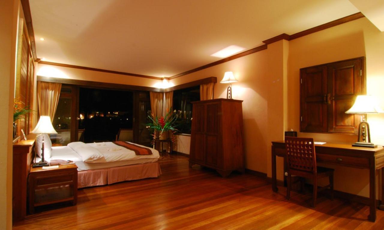 Deluxe Tweepersoonskamer met 1 of 2 Bedden en Zijdelings Uitzicht op Zee