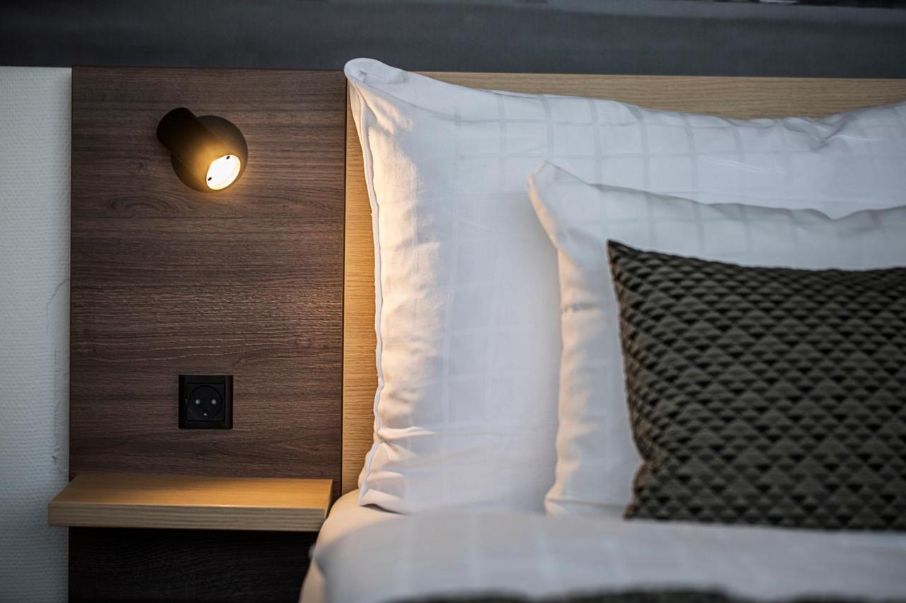 Deluxe Room with One Queen and One Single Bed,1275305755:JPEG