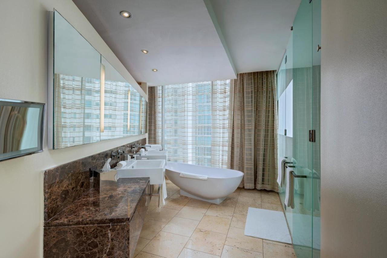 Executive suite with king bed, balcony and partial ocean view,1154587248:JPEG