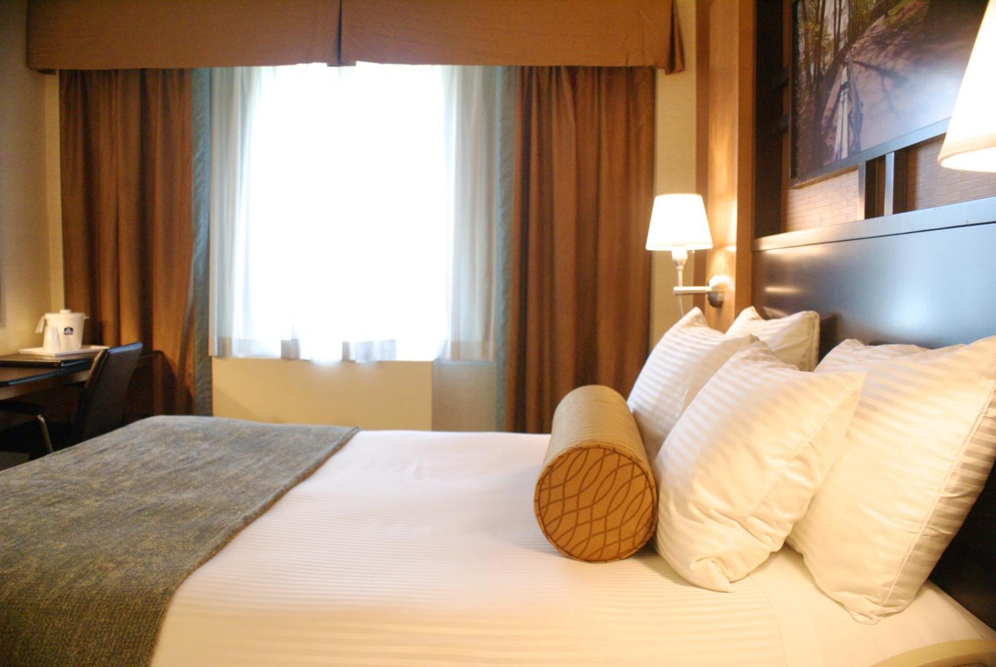 Queen Room with Roll-In Shower - Mobility Accessible/Communication Assistance/Non-Smoking,959550364:JPEG