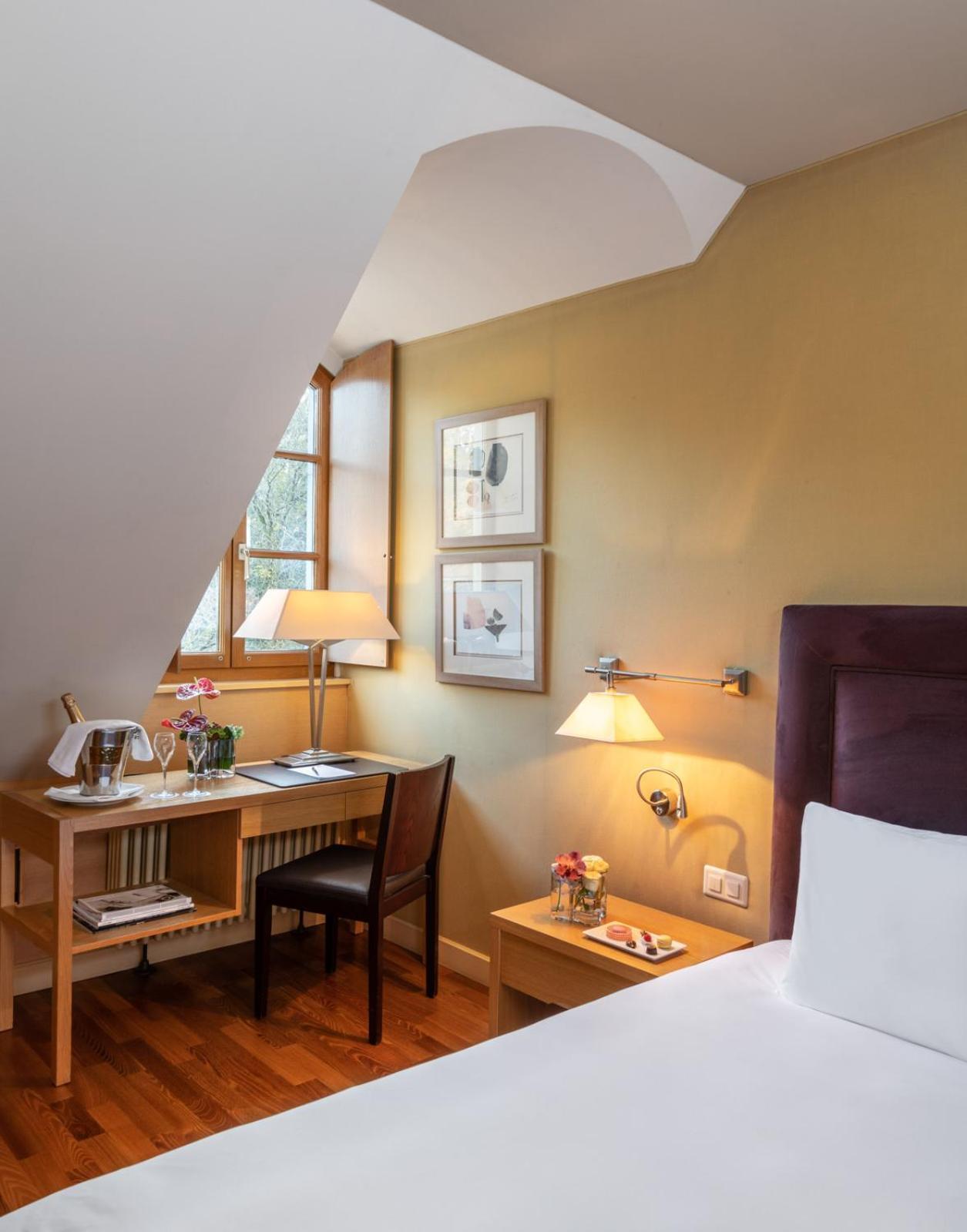 Queen Room Garden View