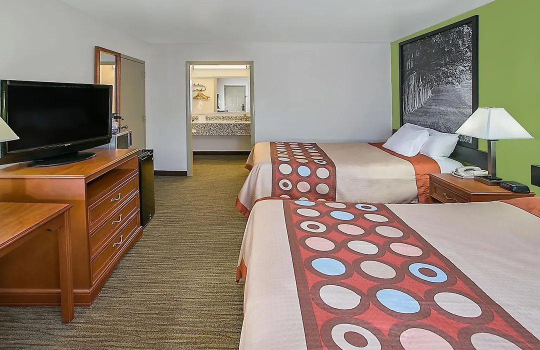Super 8 By Wyndham Cave City-1