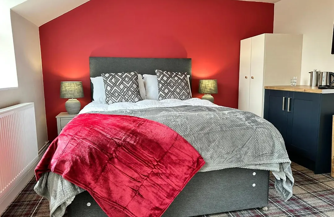 The Prince Albert Pub & Hotel With Onsite Free Parking 2 Minutes From Legoland-1