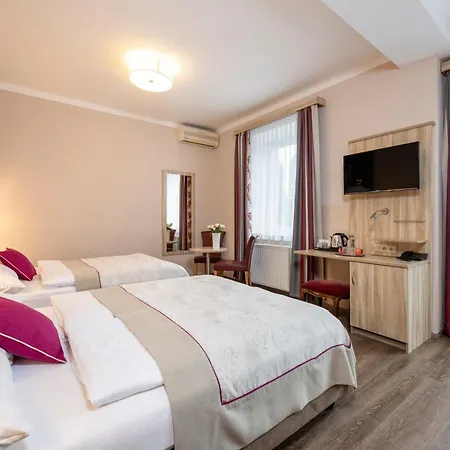 Hotel Junior By Max 70-3