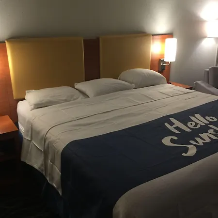 Days Inn & Suites By Wyndham Cincinnati North-2