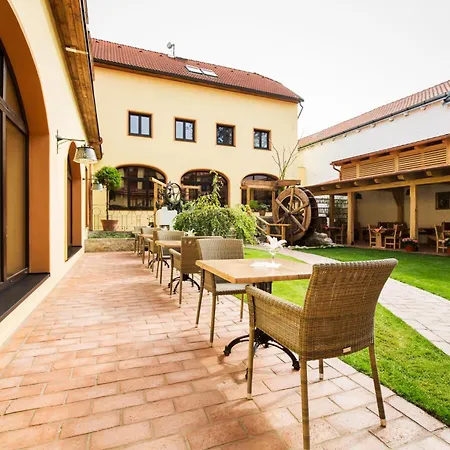Hotel Selsky Dvur - Bohemian Village Courtyard-3