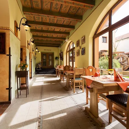 Hotel Selsky Dvur - Bohemian Village Courtyard-2