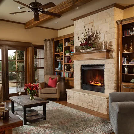 Inn On Lake Granbury A Boutique Hotel-3
