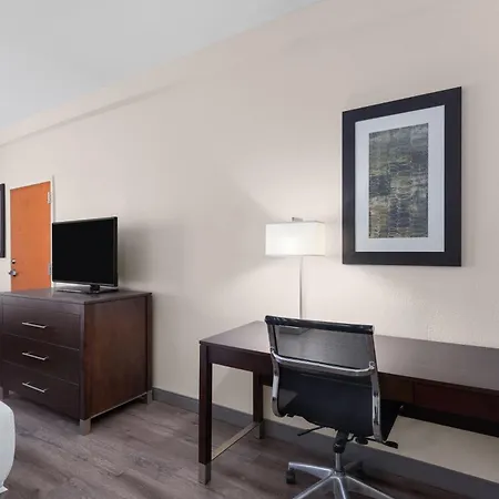 Wingate By Wyndham Destin-3