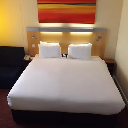 Holiday Inn Express Liverpool John Lennon Airport-3