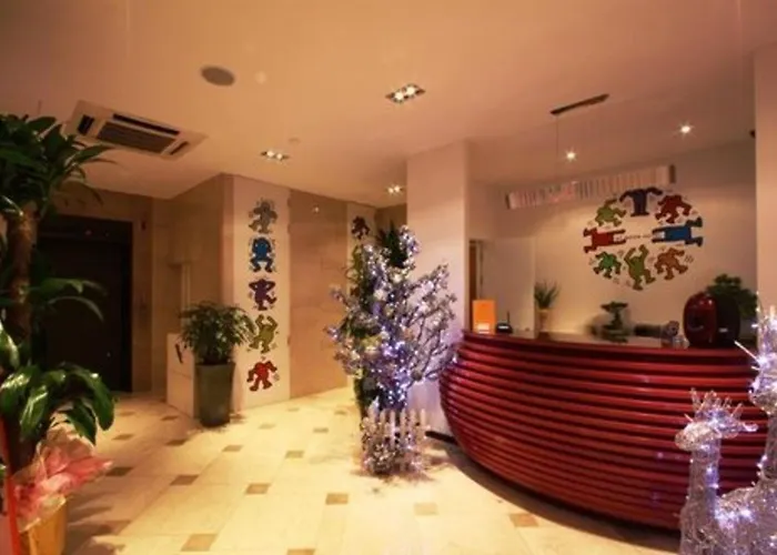 At Noon Hotel Shinchon