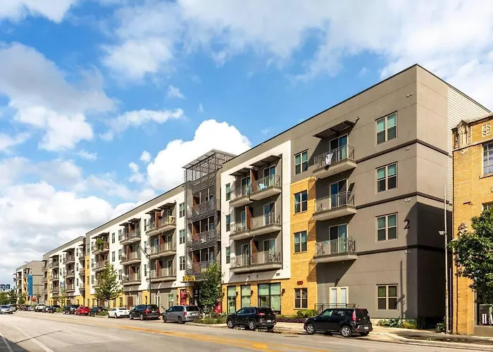 Cabin: Black Swan - Rivera On Broadway - Free Parking