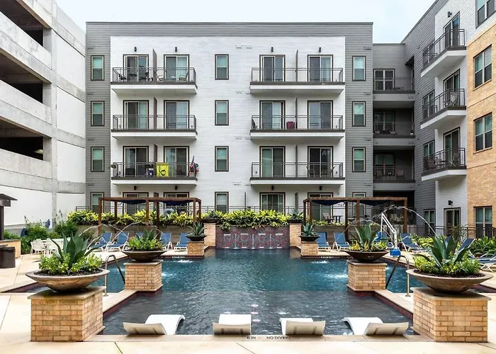 Cabin: Black Swan - Rivera On Broadway - Free Parking