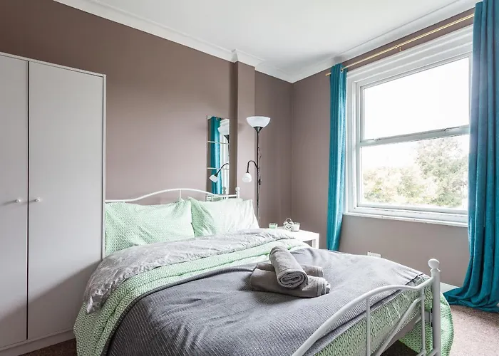 Guest house: Shirley House: Self-Catering Haven Near Southampton Central