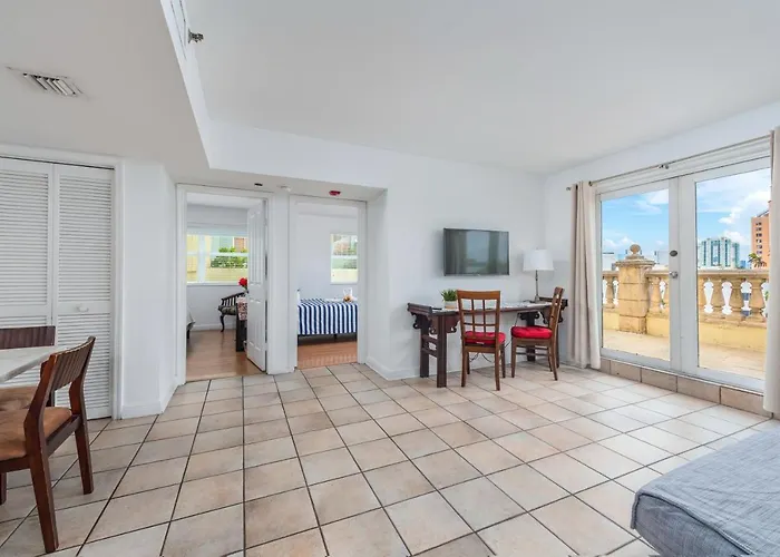 Pet Friendly hotel: Sobe Lux Suites On Ocean