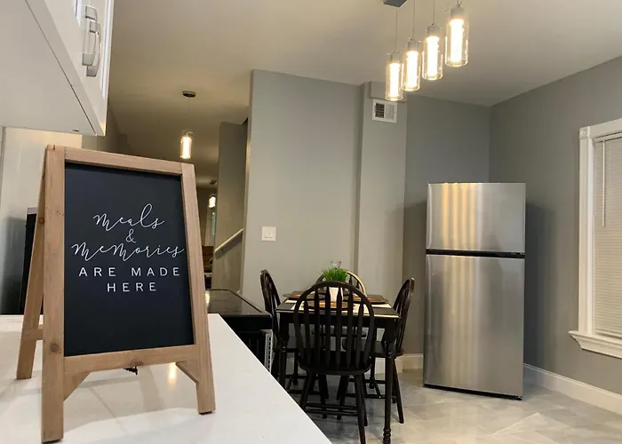 The Roulette Duplex: Niagara Falls Retreat with Private Yard & Parking
