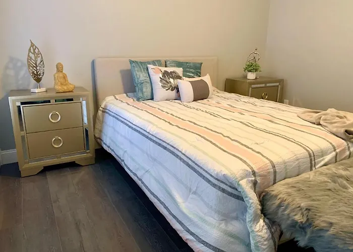 The Roulette Duplex: Niagara Falls Retreat with Private Yard & Parking