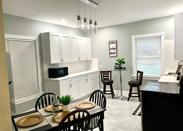 The Roulette Duplex: Niagara Falls Retreat with Private Yard & Parking