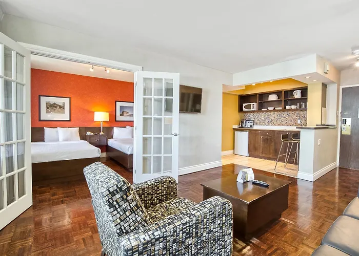 Motel: Town Inn Suites Hotel