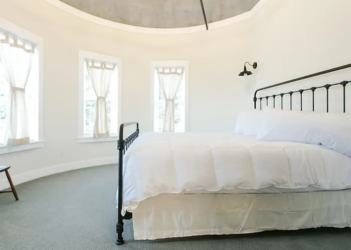 Farmhouse Suites By Amish Country Lodging