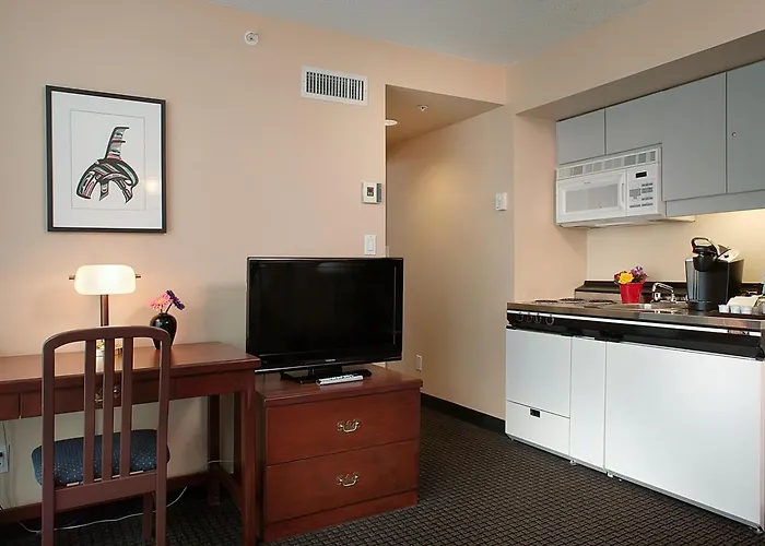 Rosedale On Robson Suite Hotel