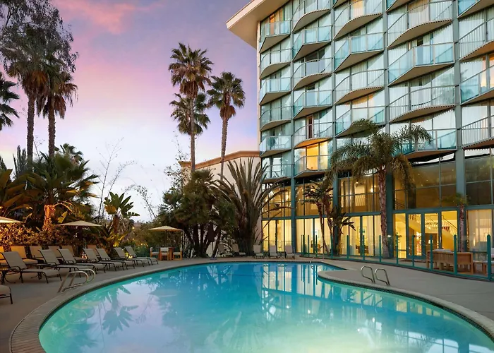 Hotels with pool Doubletree By Hilton San Diego Circle
