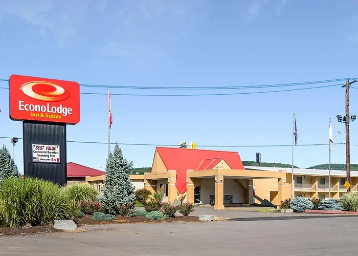 Cheap hotel: Econo Lodge Inn & Suites