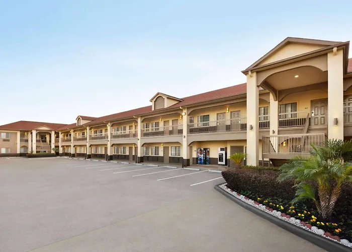 Days Inn & Suites By Wyndham Houston Hobby Airport