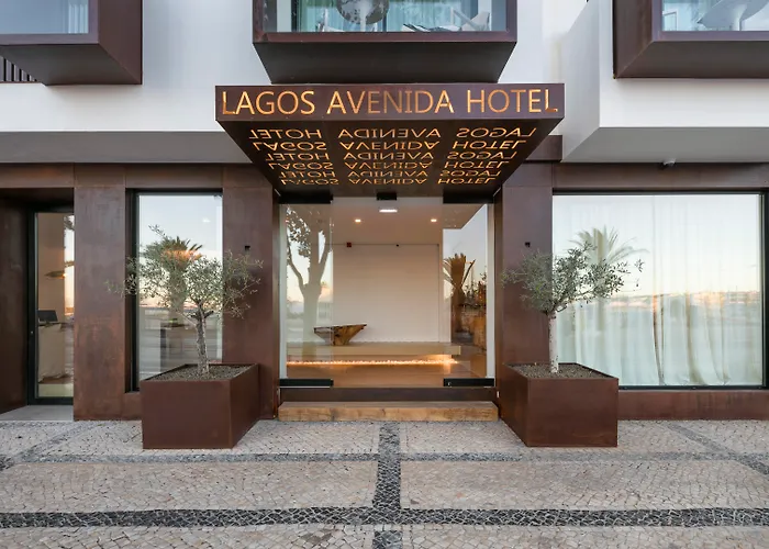 Avenida (Adults Only)