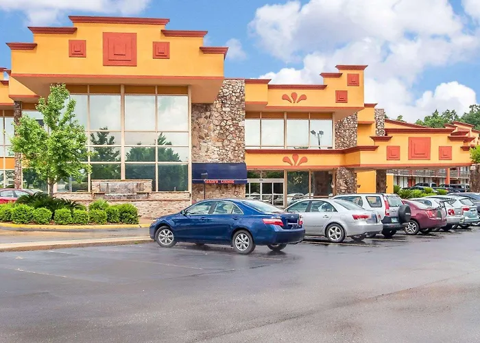 Beach hotel: Clarion Inn & Suites University Center