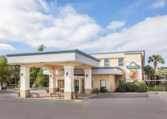 Hotel near College: Super 8 By Wyndham Valdosta Mall